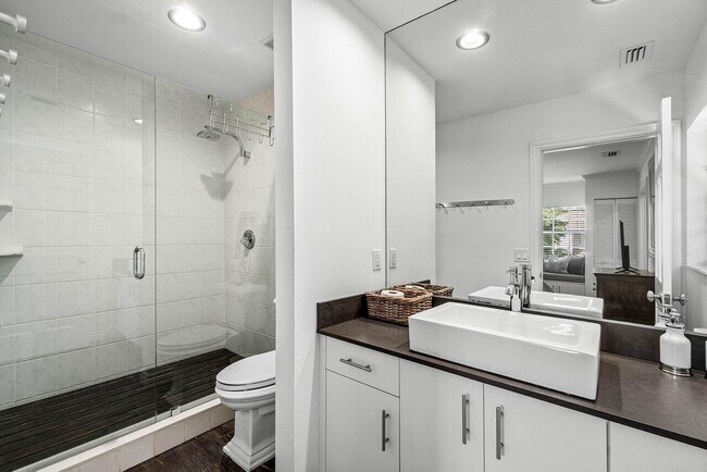 Building Photo - 11823 Pebblewood Dr