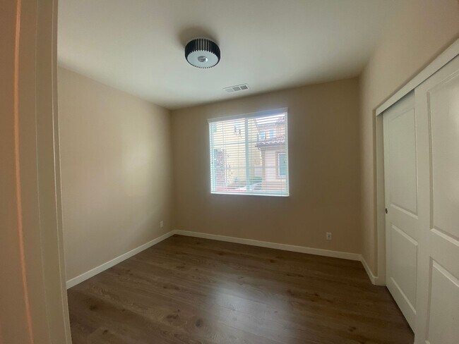 Building Photo - 4 Bedroom Town Home in Willow Heights Diam...