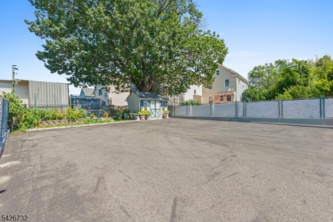 Building Photo - 937 Grove St