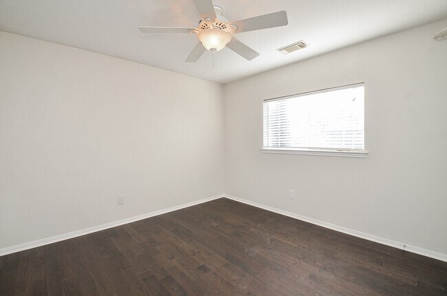 Building Photo - 3027 Texas Oak Dr