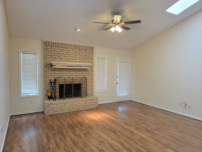 Building Photo - Awesome 3/2/2 in Southwest Lubbock
