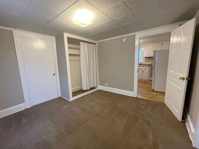 Building Photo - UNCG area with 3 bedrooms and 1 bath, Cent...