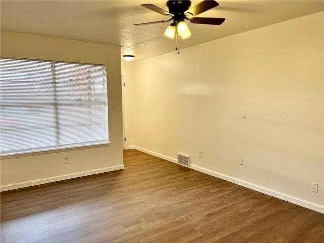 Building Photo - Super cute corner lot!