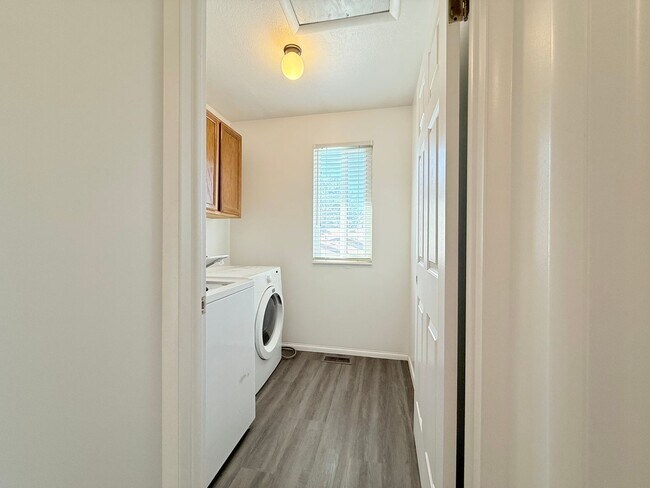 Building Photo - Newly Updated 4-Bedroom Home in Sandy!