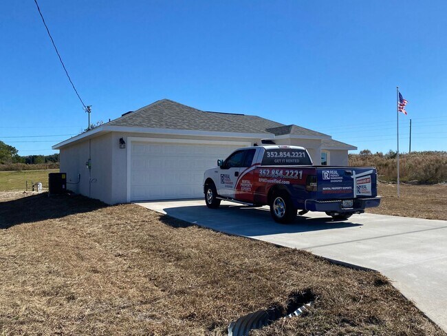 Building Photo - Desirable SW Ocala Neighborhood 3/2/2 *WON'T LAST*