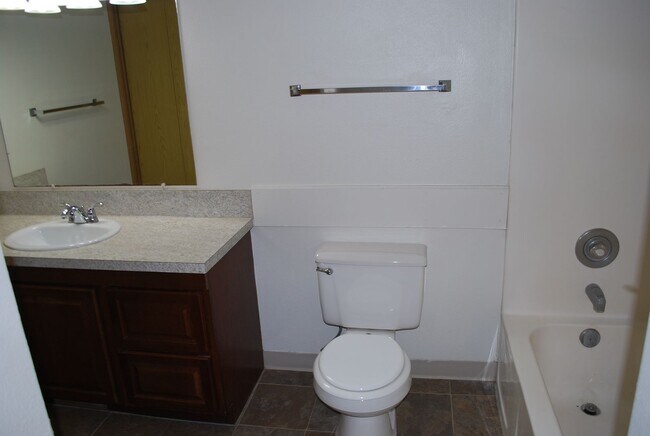 Building Photo - 1716 S Eagleson Rd