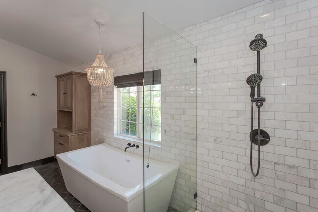 Building Photo - RANCH STYLE POOL HOME ON 2+ ACRES IN THE H...