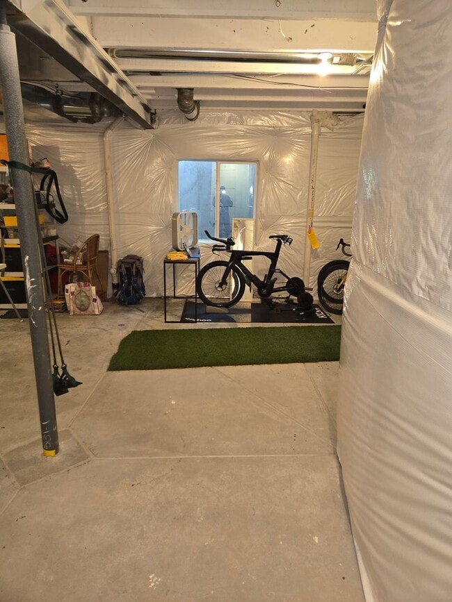 Building Photo - Spacious 4B/3B Available Early April!