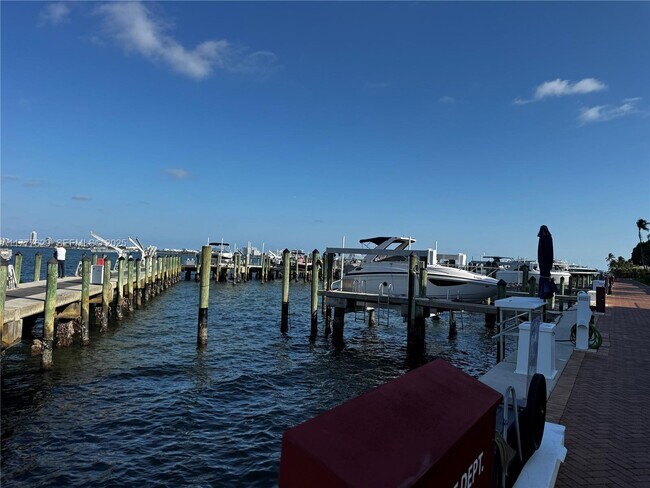 Building Photo - 2000 Towerside Terrace