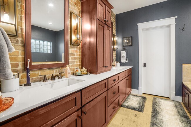 Building Photo - 508 W Polk St