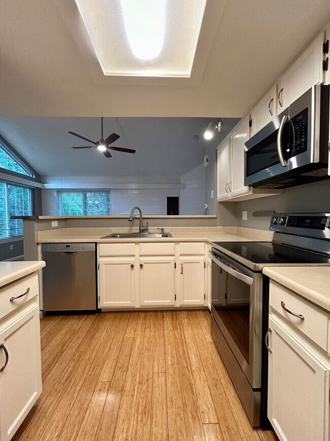 Building Photo - 6054 Gunbarrel Ave