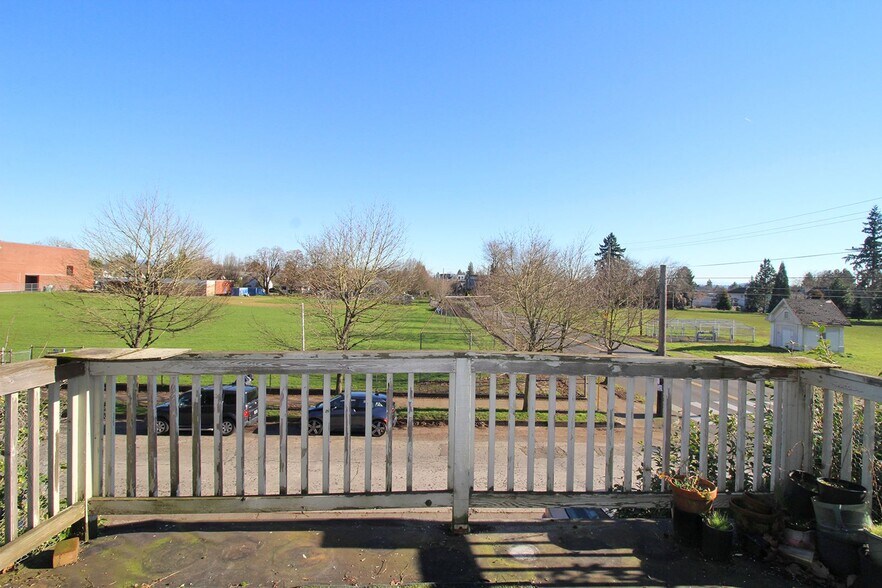 Building Photo - 5005-5007 N Kerby Ave