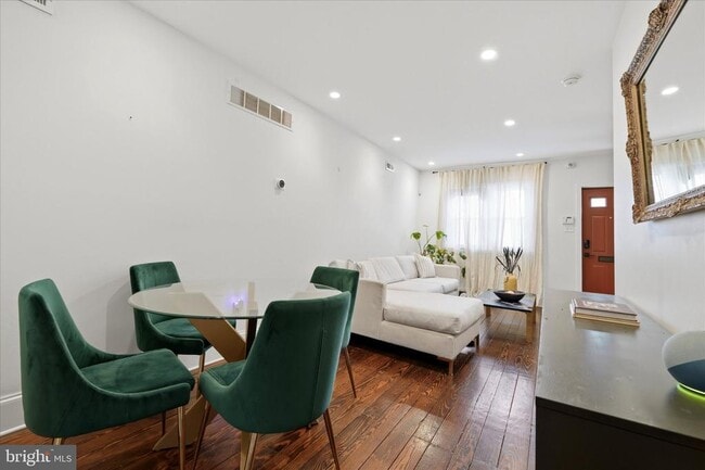 Building Photo - 1902 E Hagert St