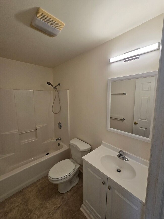 Building Photo - Spacious 3-bedroom Hampton townhome