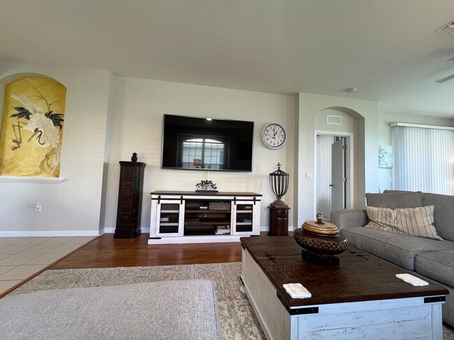 Building Photo - Short Term Rental ** Available 10/1/25 ** ...