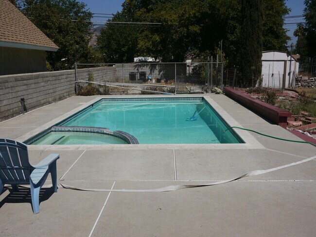 Building Photo - Pool House