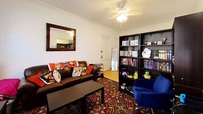 Interior Photo - 734-44 W. Aldine