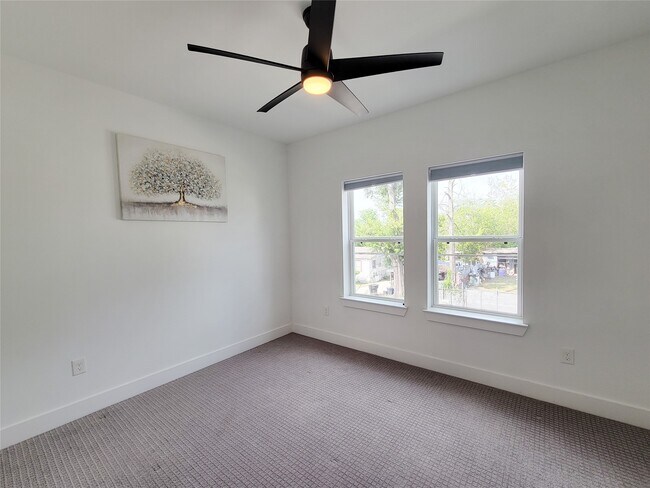 Building Photo - 5019 Creekmont Dr