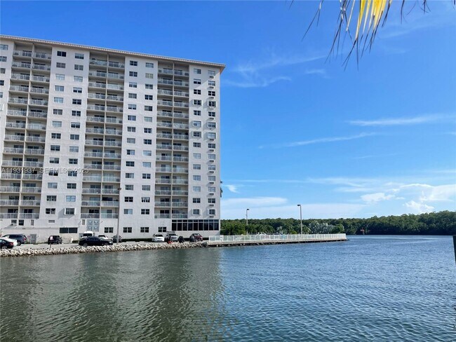 Building Photo - 400 Kings Point Dr