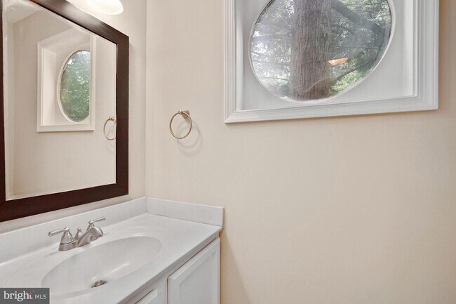 Building Photo - 5136 Glen Meadow Dr