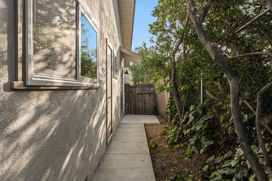 Building Photo - 3205 Fairesta St