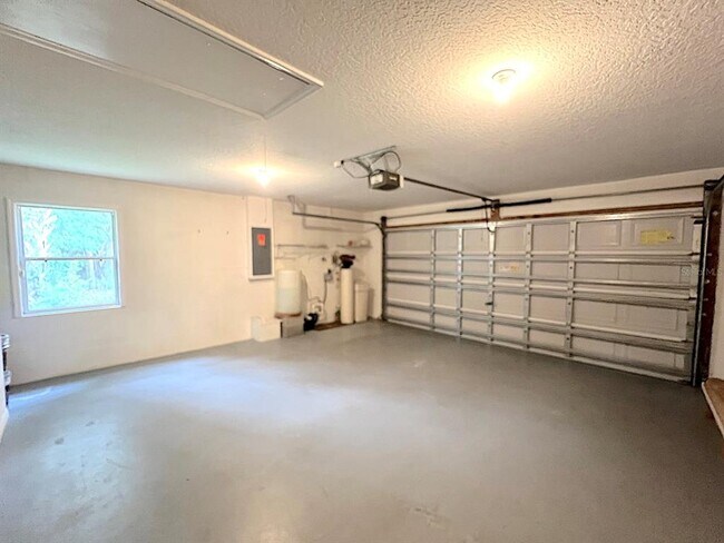 Building Photo - 106 Point of Woods Dr