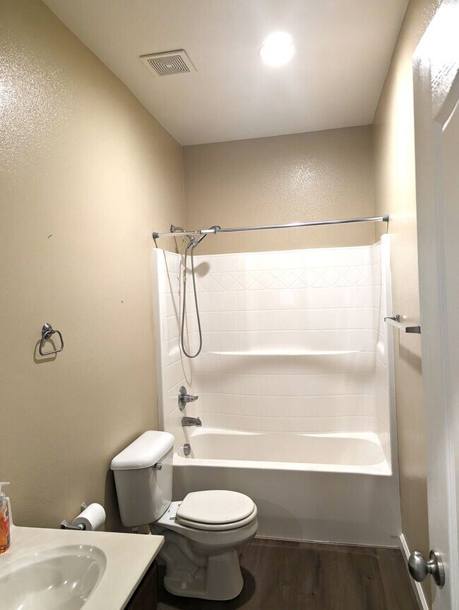 Building Photo - Very nice family home