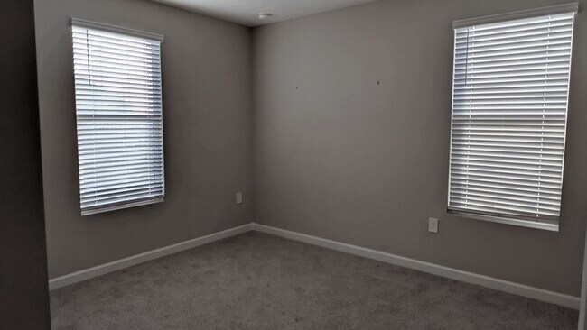 Building Photo - 4854 E Shady Glen Ave