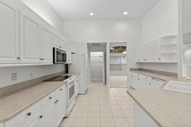 Building Photo - Beautiful Breakaway Trails Pool Home