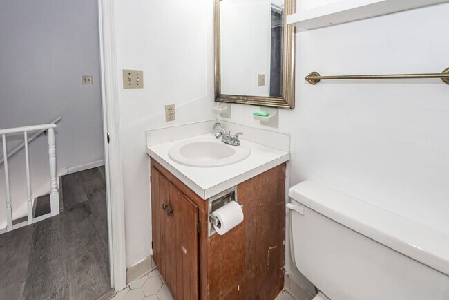 Building Photo - 2 Bedroom, 1.5 Bathroom Townhome - Summerville