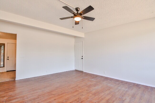 Building Photo - Charming 3 Bedroom, 1 bathroom in Central Lubbock