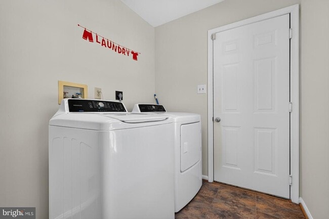 Building Photo - 811 Chatsworth Dr