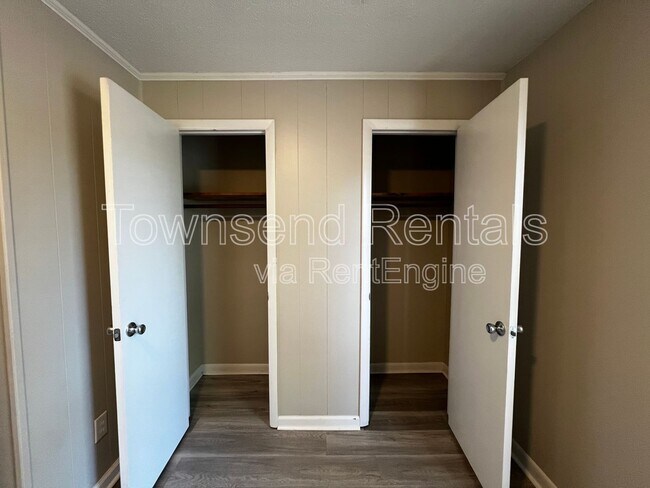 Building Photo - 5853 Century Oaks Dr
