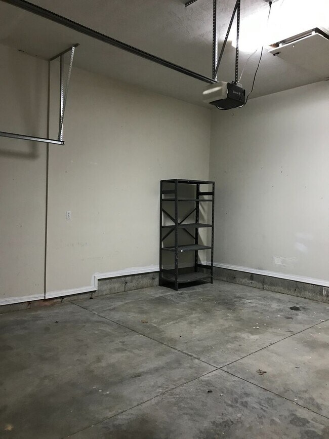 Building Photo - Wonderful 3 Bedroom 2 Bath Ranch