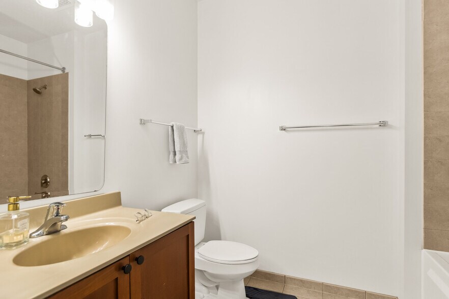 Building Photo - 950 W Monroe St