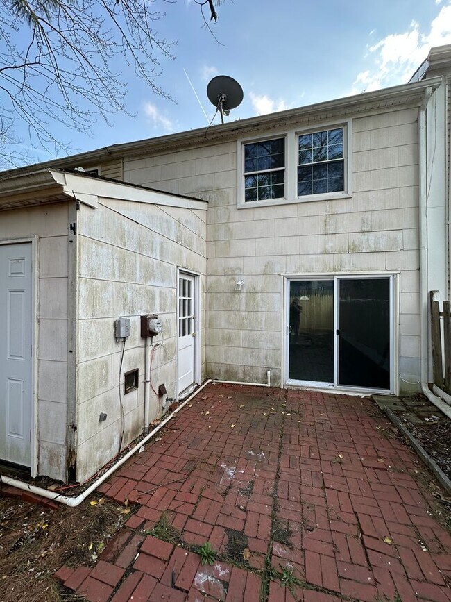 Building Photo - Welcome home- 3 bedroom, 1.5 bath