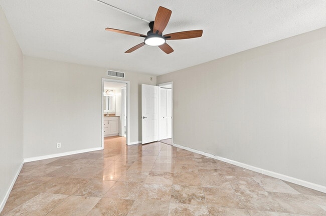 Building Photo - 1301 River Reach Dr