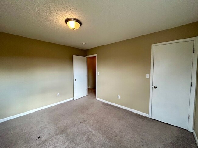 Building Photo - Wonderful 4 Bedroom 2.5 Bathroom Two Story Home in Lawrence!