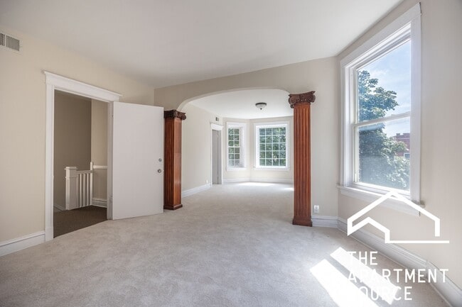 Building Photo - 2110 N Avers Ave
