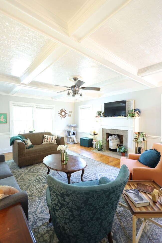 Building Photo - Beautifully Updated 4 bed house w/ fully fenced in yard **