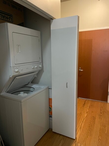 Washer/dryer - 235 W Van Buren St