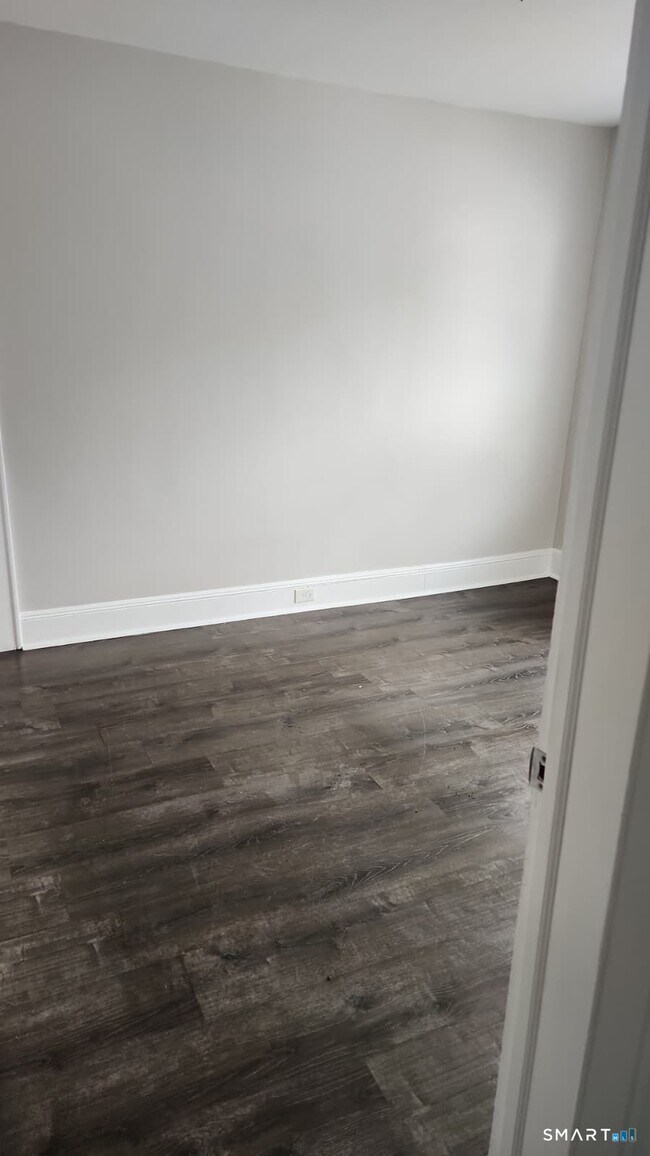 Building Photo - 67 Beardsley Park Terrace