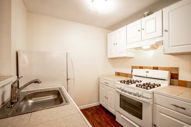 Building Photo - Cozy 1 Bed, 1 Bath Duplex A Block From Woodlawn Lake