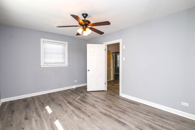 Building Photo - 5815 N Canfield Ave