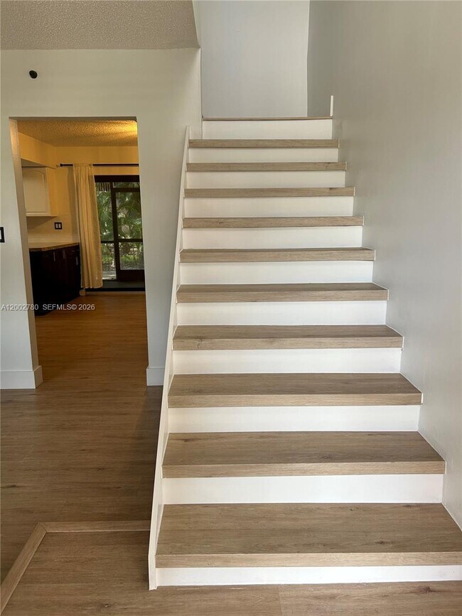 Building Photo - 10 Laredo Pl