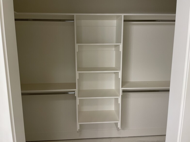 Building Photo - 775 Silvermaple Dr