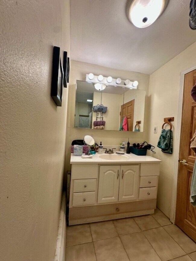 Building Photo - 1bed apartment in Watertown available in 9/1
