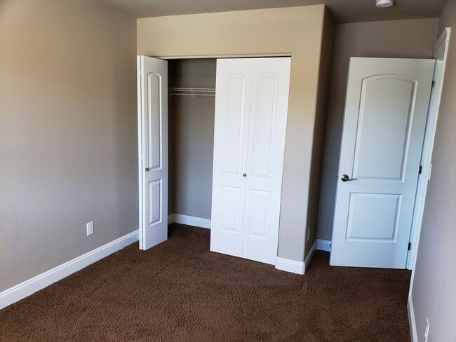 Building Photo - Lovely 3 Bedroom Home with 2 Car Garage
