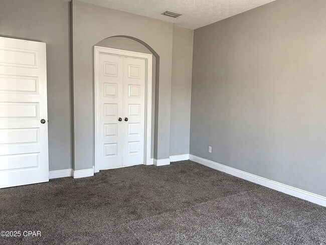 Building Photo - 4 bed 2.5 bath with Garage