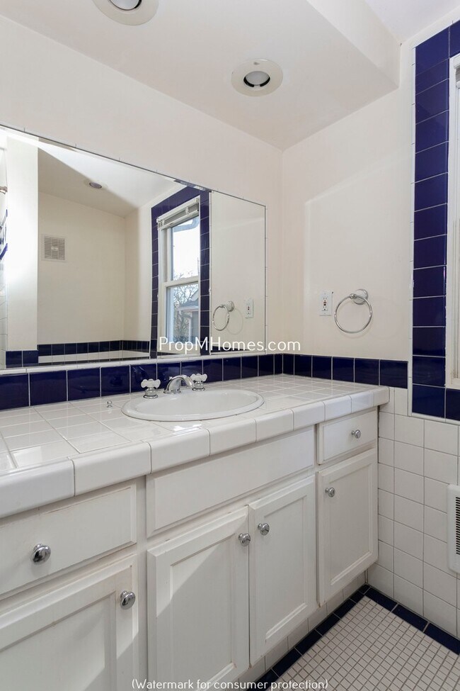 Building Photo - Classic Two Bedroom Bungalow In The Heart Of Sellwood!